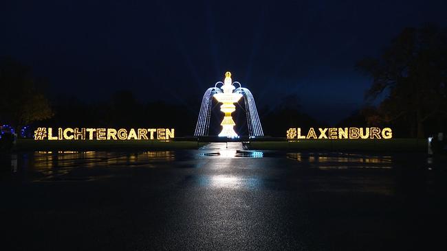 Beleuchteter Schriftzug: #Lichtergarten #Laxenburg 