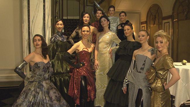 Gruppenbild der SolotänzerInnen des Wiener Staatsballetts in ihren Opernball-Roben 
