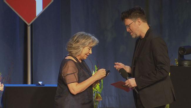 Brigitte Karner bekommt ihren Preis verliehen