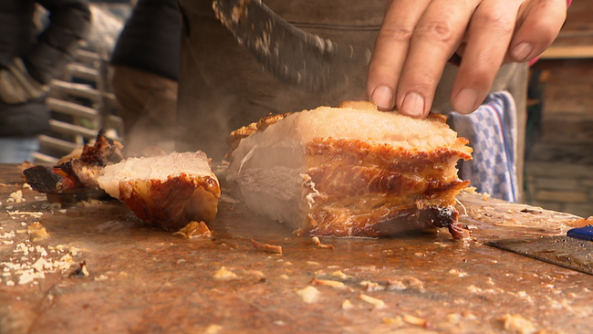 Ein saftiges Stück Schweinefleisch wird geschnitten