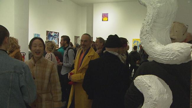 Viele Besucher drängen sich bei der Ausstellungseröffnung im DISTRICT4art