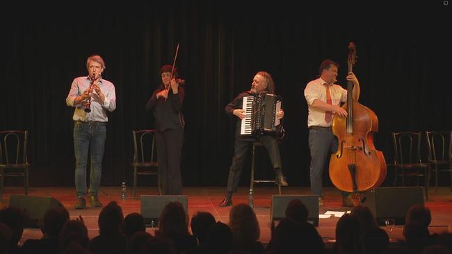 Auf der Bühne: Christof Spörk (Klarinette, Stimme), Johanna Kugler (Geige, Stimme), Krzysztof Dobrek (Akkordeon) und Gerhard Draxler (Kontrabass, Stimme).