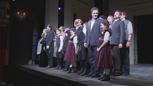 25 DarstellerInnen und 6 Kinder-SchauspielerInnen stehen beim Schlussapplaus auf der Bühne im Theater in der Josefstadt