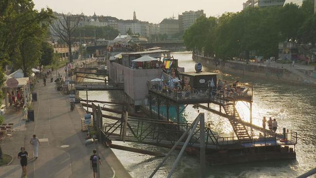 Blick von oben auf das Badeschiff in Wien 