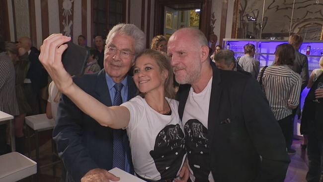 © ORF / Seitenblicke Heinz Fischer kam bei Hilde Dalik und Christoph Grissemann machen ein Selfie