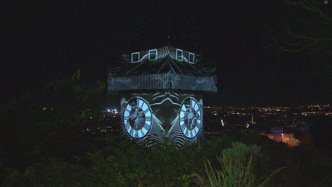 Der Grazer Uhrturm wird mit einer Multimedia-Installation beleuchtet