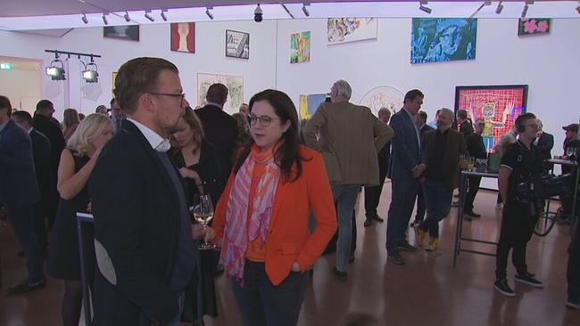 © ORF / Seitenblicke Gäste stehen in der Heidi Horten Collection