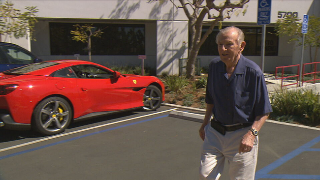 Der ehemalige Kameramann Otto Nemenz geht von seinem Kameraverleih in Hollywood auf den Parkplatz zu seinem roten Ferrari 