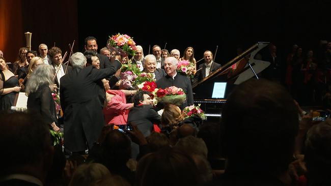 Lang Lang, Martha Argerich, Rolando Villazon, Placido Domingo und Sonya Yoncheva überreichen Daniel Barenboim Blumen auf der Bühne