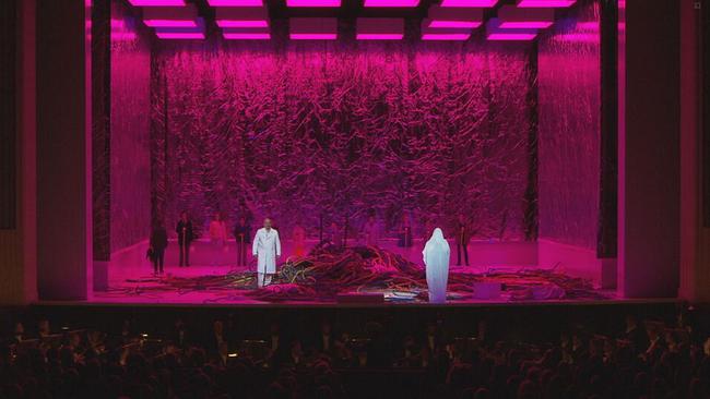 Bühne ganz in violettes Licht getaucht, zwei Sänger ganz in weiß gekleidet