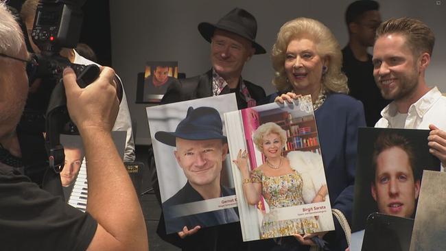 © ORF / Seitenblicke Gernot Kranner, Birgit Sarata und Markus Freistätter posieren mit Portraits für die Kameras