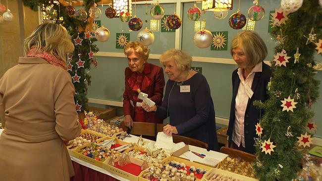 © ORF / Seitenblicke Drei Damen stehen hinter einem Weihnachtsstand