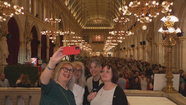 © ORF / Seitenblicke Vier Frauen machen ein Selfie im großen Saal mit Menschenmenge im Hintergrund