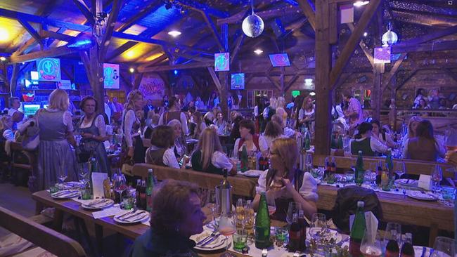 © ORF / Seitenblicke Frauen in Tracht sitzen in einem Stadl auf der Kaiserwiesn