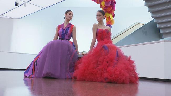 © ORF / Seitenblicke Models in Haute Couture Kleidern sitzen im Museum