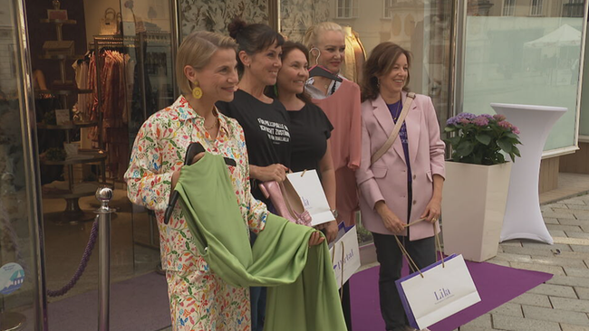 © ORF / Seitenblicke Fünf Frauen posieren vor einer Boutique