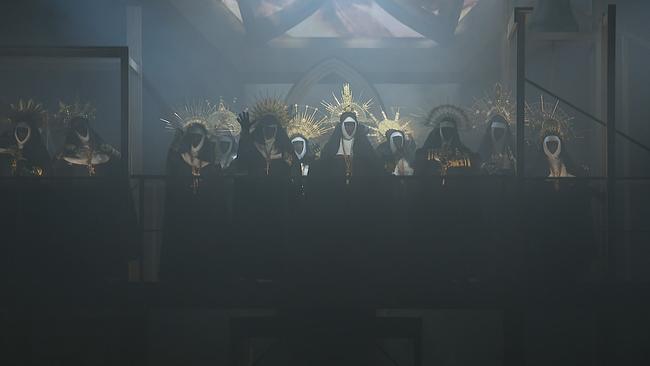 Nonnen in einem düsteren Bühnenbild