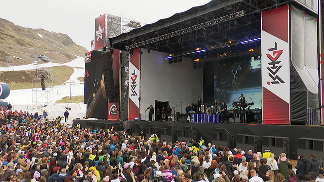 © ORF / Seitenblicke Eine Band auf einer Konzertbühne in Ischgl mit einer Menschenmenge davor
