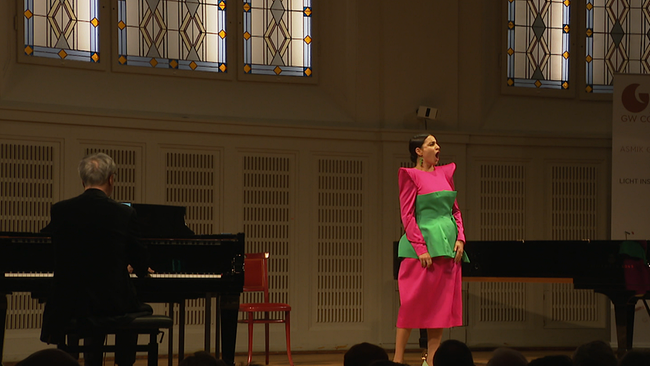 © ORF / Seitenblicke Eine Dame singt auf der Bühne