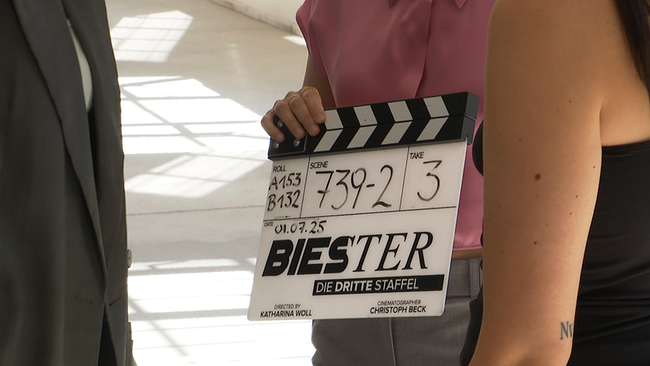 © ORF / Seitenblicke Detailaufnahme der Filmklappe von "Biester"