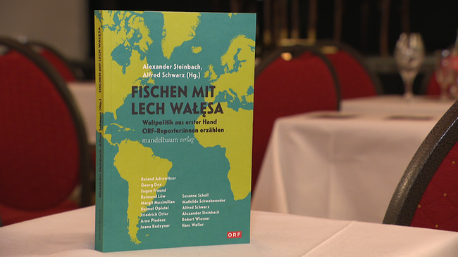 © ORF / Seitenblicke Ein Buch steht aufgestellt auf dem Tisch