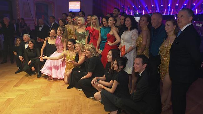 © ORF / Seitenblicke Das Dancing Stars Team posiert auf einem Parkett für Fotos