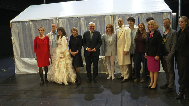 © ORF / Seitenblicke Menschen stehen auf einer Bühne nebeneinander und lassen sich fotografieren