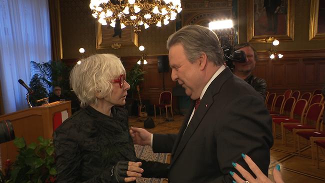 Dolores Schmidinger wird vom Wiener Bürgermeister geehrt