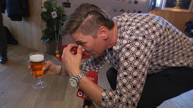 © ORF Seitenblicke Michaela Dorfmeister mit Bier und Abfahrtshaltung