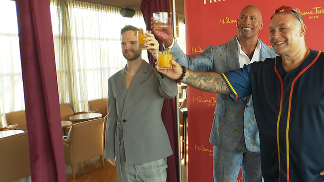 Herbert Stanonik und Franz Müllner mit Wachsfigur Dwayne Johnson