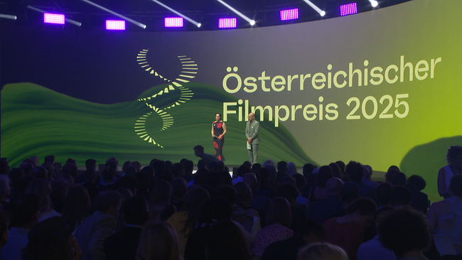 © ORF / Seitenblicke Zwei Personen moderieren auf der Bühne des Österreichischen Filmpreises