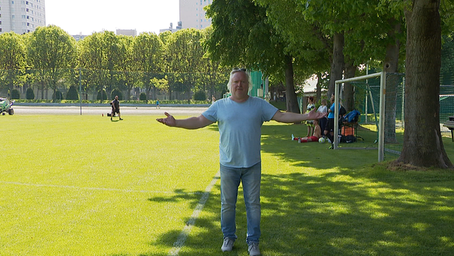 © ORF / Seitenblicken Gregor Seberg steht am Fußballfeld