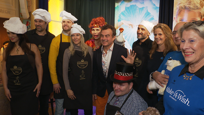 © ORF / Seitenblicke Eine Gruppe von Menschen stehen beisammen und lassen sich fotografieren