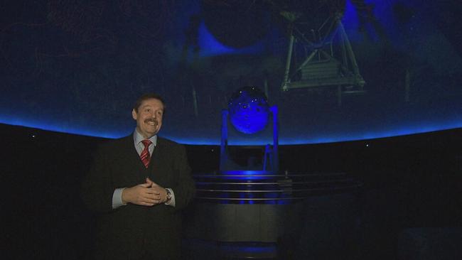 Werner Gruber führt uns durch "sein" Planetarium, das gleichzeitig auch das modernste der Welt ist, im Wiener Prater