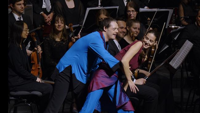 Ein Tanzpaar auf der Bühne der Staatsoper, im Hintergrund Orchester