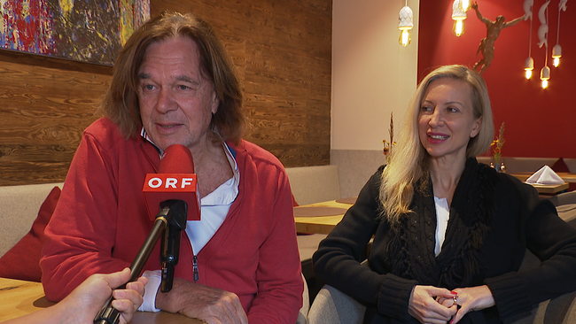 © ORF / Seitenblicke Jürgen Drews und Frau sitzen nebeneinander und geben ein Interview