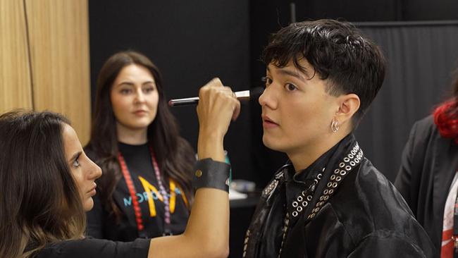 © ORF / Seitenblicke JJ wird im Backstage-Bereich geschminkt