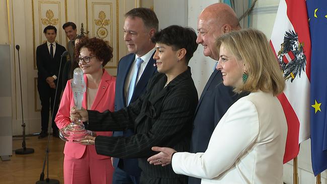 © ORF / Seitenblicke JJ hält gemeinsam mit der Bundesregierung seine ESC Trophäe stolz in die Kamera
