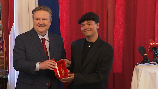 © ORF / Seitenblicke JJ und Michael Ludwig halten den Goldenen Rathausmann