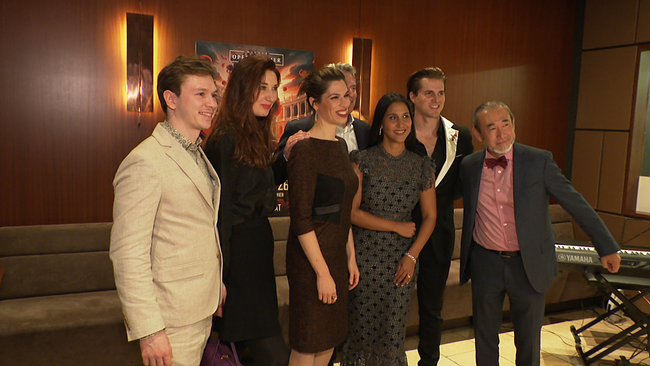 © ORF / Seitenblicke Mehrere Menschen stehen beisammen und posieren für Fotos