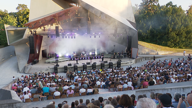 Open-Air Bühne mit Publikum 