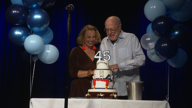 © ORF / Seitenblicke 2 Menschen schneiden eine Torte auf