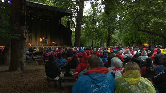© ORF / Seitenblicke Bühne und Publikum bei Theater im Park