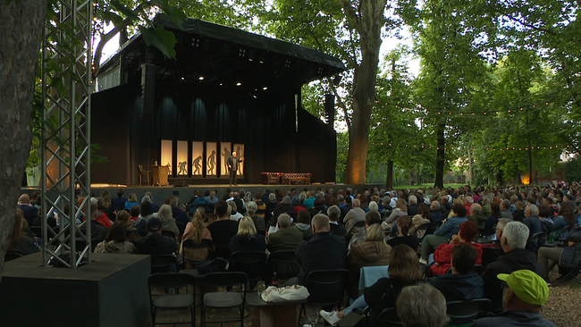 © ORF / Seitenblicke Eine Bühne mit Publikum im Park