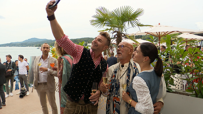 3 Personen machen ein Selfie