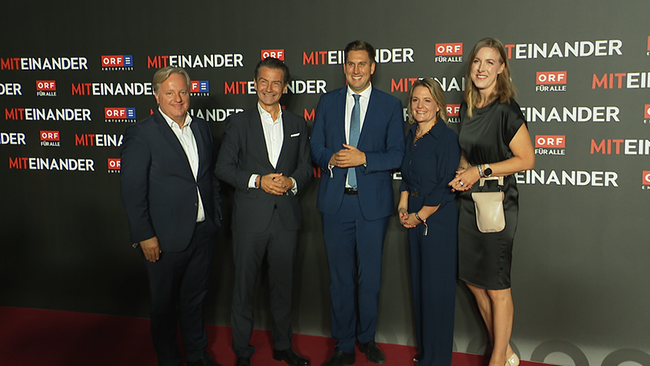 © ORF / Seitenblicke Menschen stehen auf dem roten Teppich und posieren für Fotos