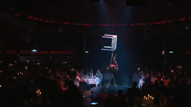 © ORF / Seitenblicke Eine Frau balanciert einen Tische auf ihren Füßen