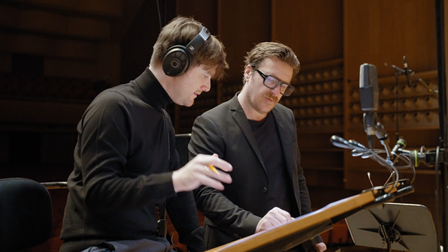 Zwei Männer im Tonstudio