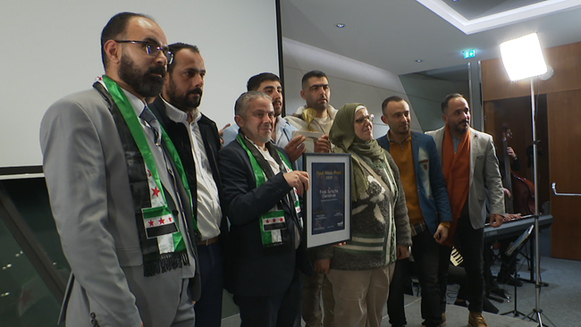 Menschen stehen auf der Bühne