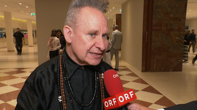 © ORF / Seitenblicke Peter Sellars im Gespräch mit den Seitenblicken